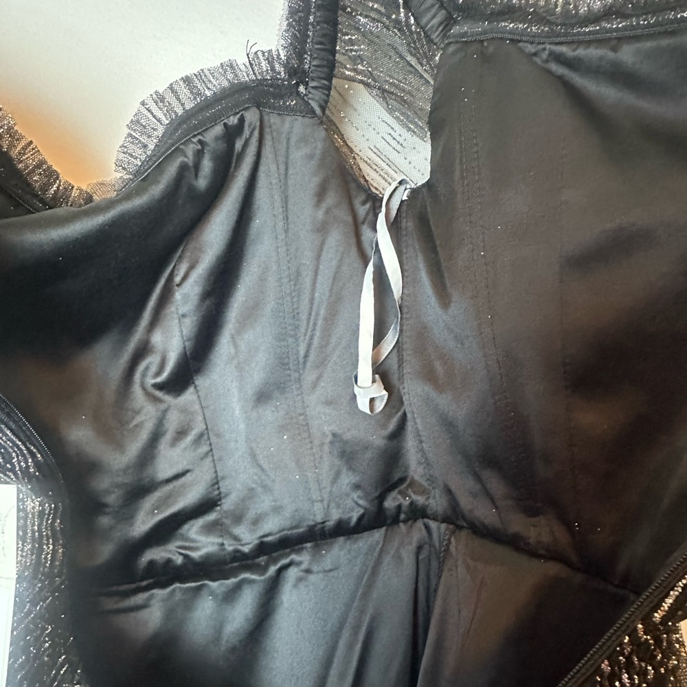 ❗️ $545 Monique Lhuillier Off Shoulder Cocktail Mini Dress Size 6 Silver Glitter - Picture 16 of 16